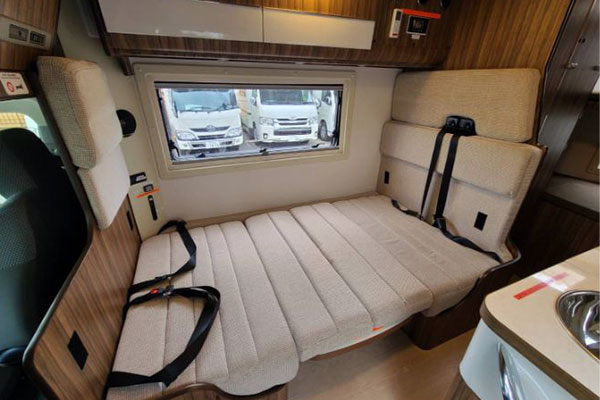 日產 CARAVAN ASTRARE CC1露營車內部床位